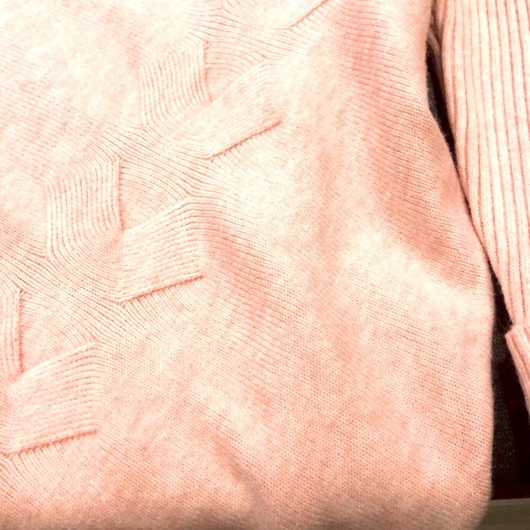 Gorgeous Frank Lyman Sweater with cable knit design. - Picture 4 of 4